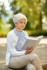 老,退休人的老妇女夏季公园读书暑期公园的高级女读书图片