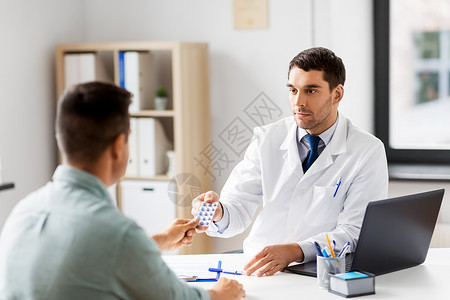 医学,医疗人的医生给男病人医院的医疗办公室医生医院给男病人吃药图片