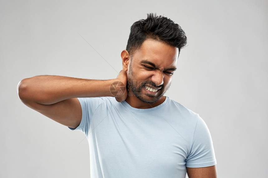 健康问题人们的健康的印度男子患颈部疼痛的灰色背景健康的印度男人患颈部疼痛图片