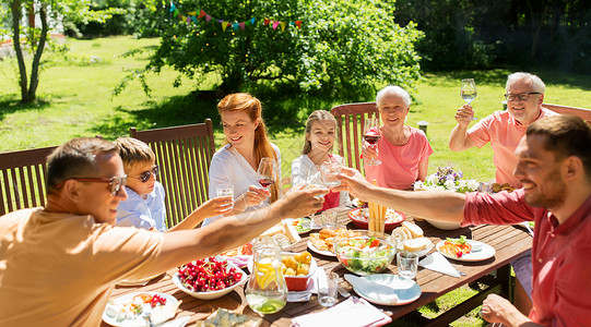 休闲,假日人们的快乐的家庭夏季花园庆祝节日晚餐家庭聚会夏季花园庆祝活动图片