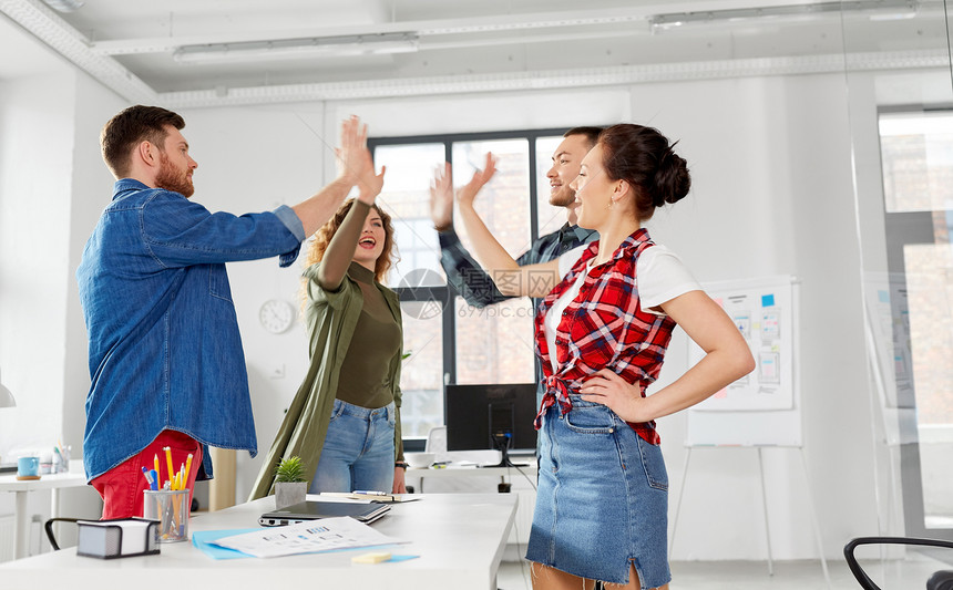 商业,队合作企业理念快乐的创意队,办公室里达五强快乐的创意队办公室里打出了击掌图片