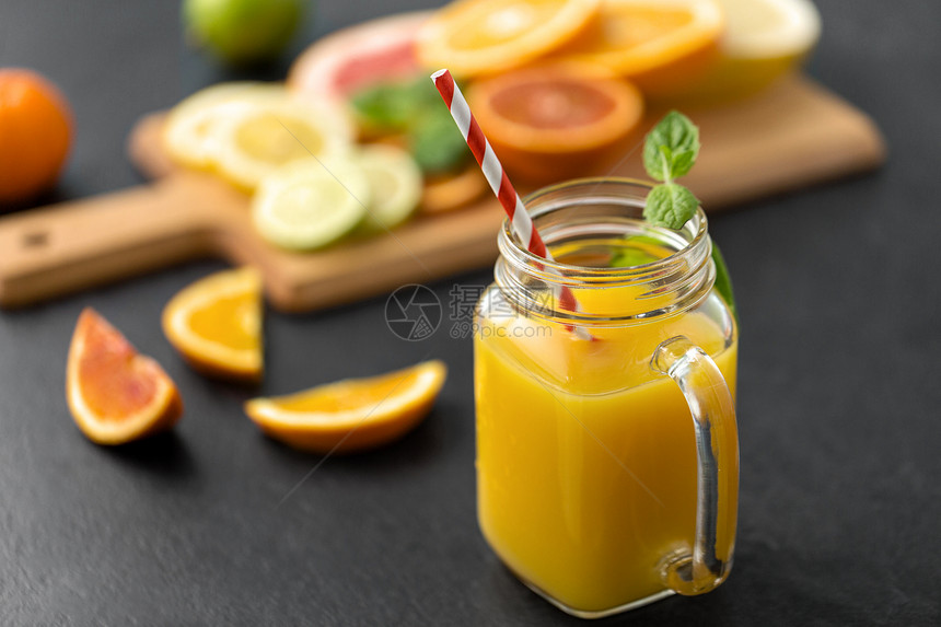 食物,健康饮食素食梅森罐杯橙汁与稻草柑橘类水果石板桌梅森罐杯果汁石板桌上图片