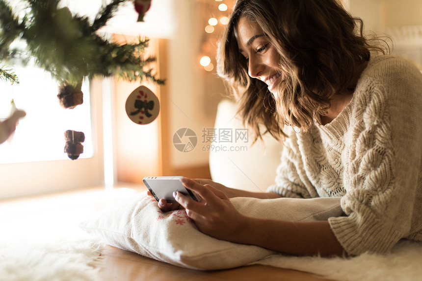 女人家里用智能手机冬天诞节图片