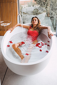 女人现代浴缸里洗澡放松图片