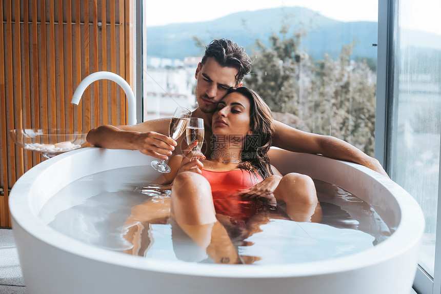 漂亮的夫妇享受着香槟放松的沐浴图片