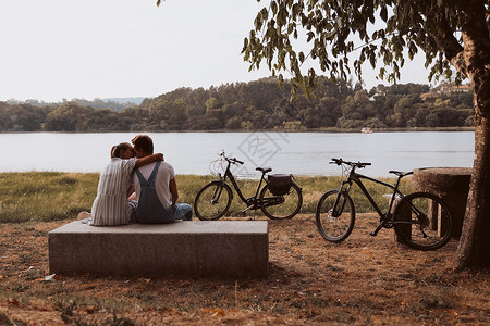 轻夫妇自行车浪漫约会高清图片