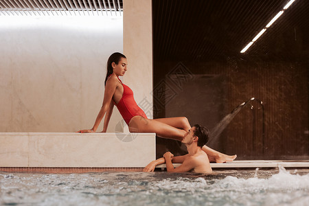 相爱的夫妇豪华酒店水疗中心游泳池图片