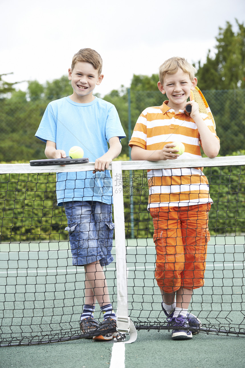 两个男孩打网球的肖像图片