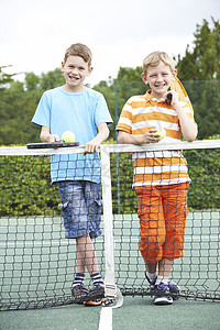 满99减10两个男孩打网球的肖像背景