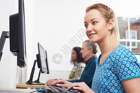 屏幕前上上电脑课的轻女人图片