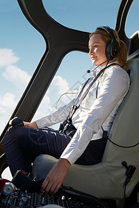 飞行期间直升机驾驶舱的女飞行员图片