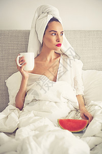 床上美女的生活方式肖像美好的早晨美丽健康图片