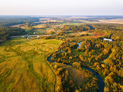 秋天的乡村鸟瞰与草地,河流,村庄,土路农业领域的背景日落秋景图片