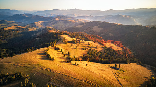 秋天山脉的空中全景山上的阳光秋天的日落山上五颜六色的秋天林地幽门,喀尔巴阡山乌克兰背景图片