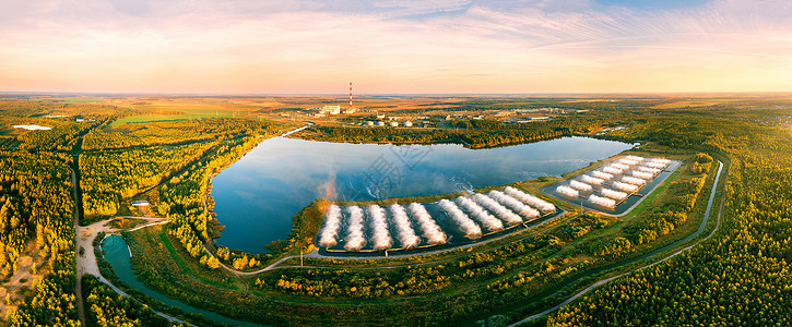 带飞溅冷却池的气体发电厂傍晚时分发电站的鸟瞰图周围美丽的风景白俄罗斯,明斯克地区背景