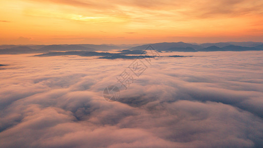 山丽的雾蒙蒙的黎明山峰的雾海喀尔巴阡山脉,乌克兰图片