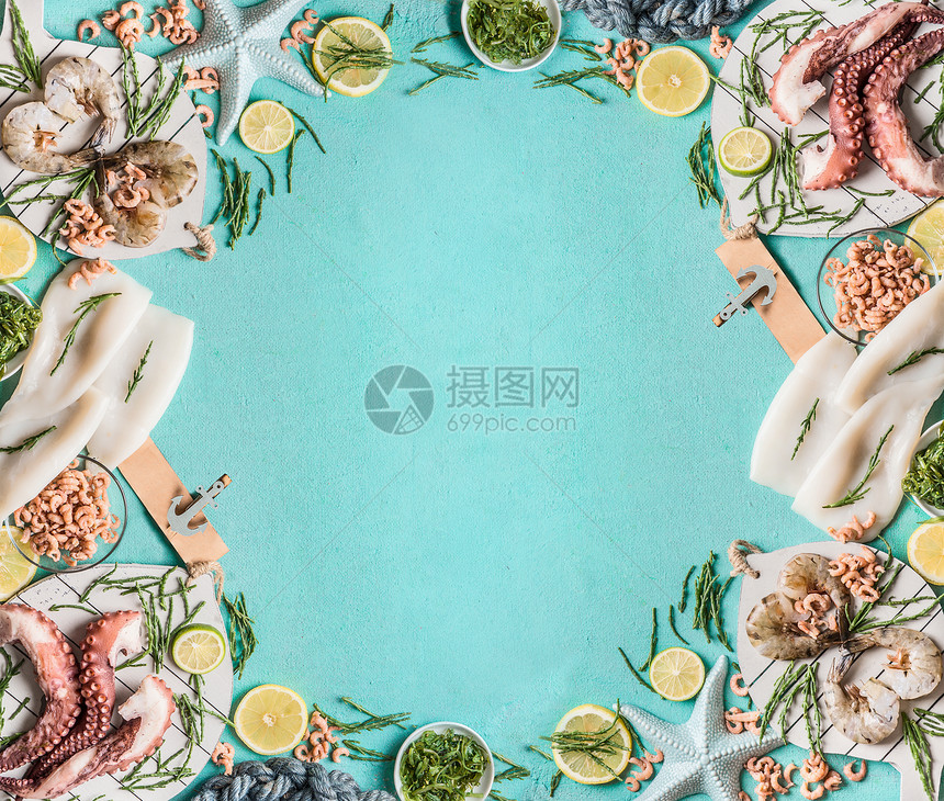 海鲜框架背景与鱿鱼,虾,章鱼,北海螃蟹海藻浅蓝色,顶部视图,边界为您的,文本,食谱产品的地方图片