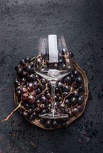 葡萄酒璃葡萄老式盘子黑暗的背景,顶部视图红酒的图片
