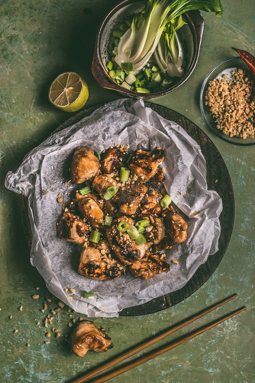 用筷子配料桌子背景上用花生洋葱把炸好的土烧鸡肉片关来亚洲食品图片