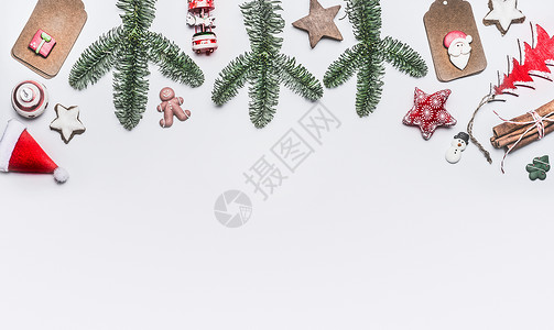 白色诞背景与各种装饰,冷杉树枝饼干,顶部视图与为您的图片
