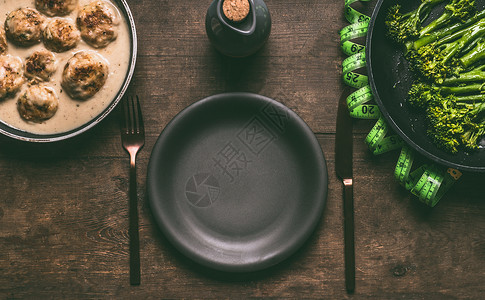 空盘子与餐具低卡比节食餐与肉球,漂白西兰花烹饪锅测量磁带木桌背景,顶部视图与健康减肥饮食背景图片