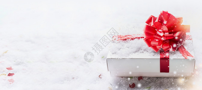 白色礼品盒,红结雪地上,横幅模板邀请优惠券销售祝贺的图片