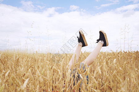波普尔个阳光明媚的夏天,孩子们麦田上抬腿背景