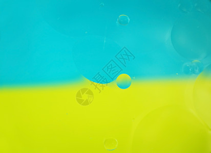 种美丽而多彩的水上气泡,两种颜色为高比度背景,蓝色黄色图片