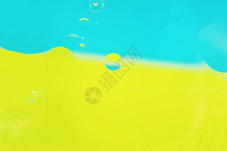 种美丽而多彩的水上气泡,两种颜色为高比度背景,蓝色黄色图片