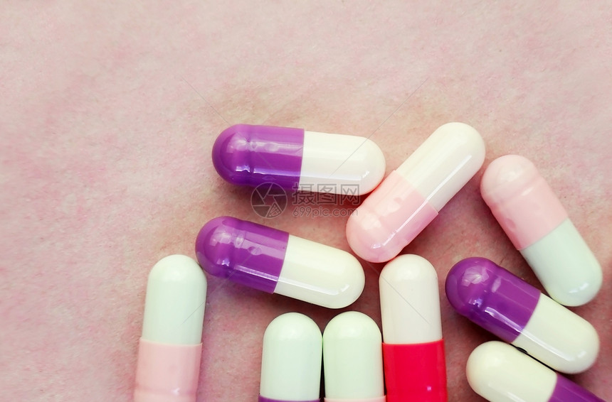 粉红色背景的药丸胶囊的详细图片