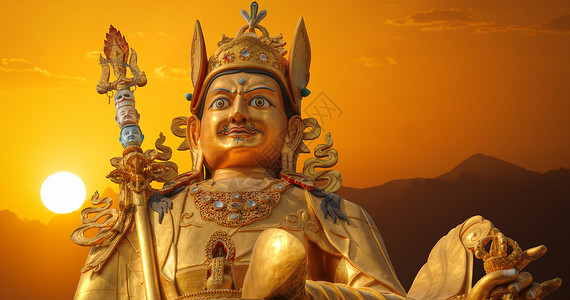 莲花生黄金大师仁波切雕像矗立加德满都尼泊尔背景