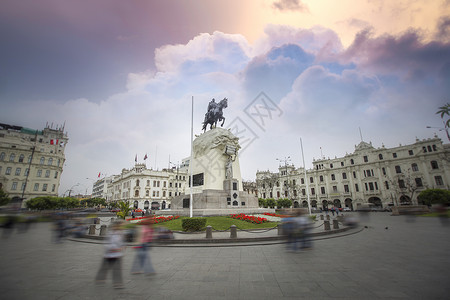 广场的中心矗立着座纪念骑着马的人的纪念碑利马,秘鲁图片