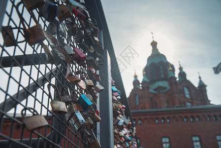 赫尔辛基uspensky大教堂背景上的桥上挂锁图片