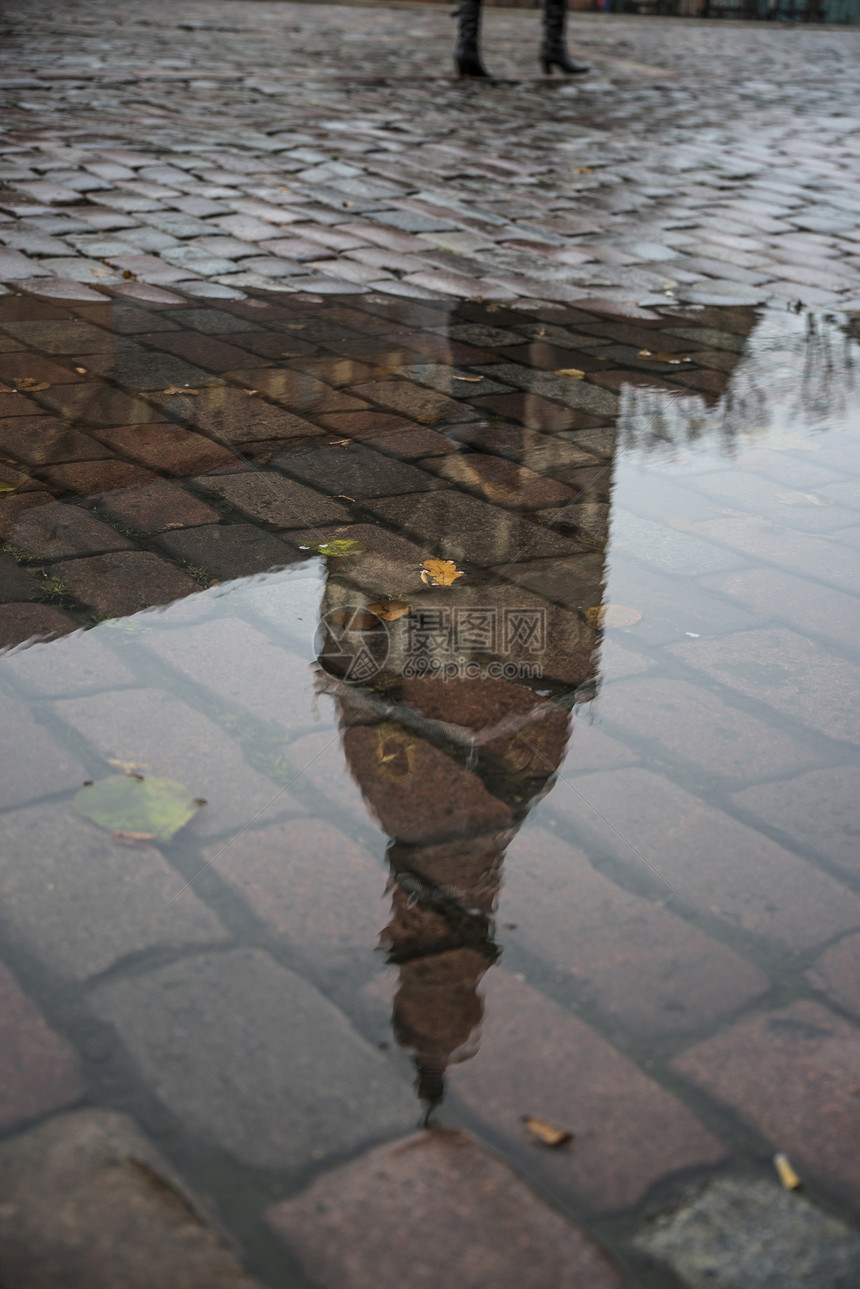 彼得里加教堂秋天,雨后的水坑,建筑物被反射图片