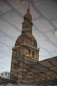 彼得里加教堂秋天,雨后的水坑,建筑物被反射图片