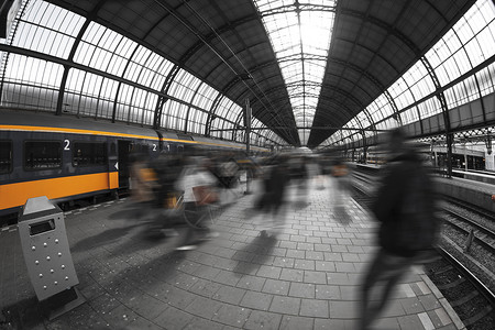 阿姆斯特丹火车站站台上的火车图片