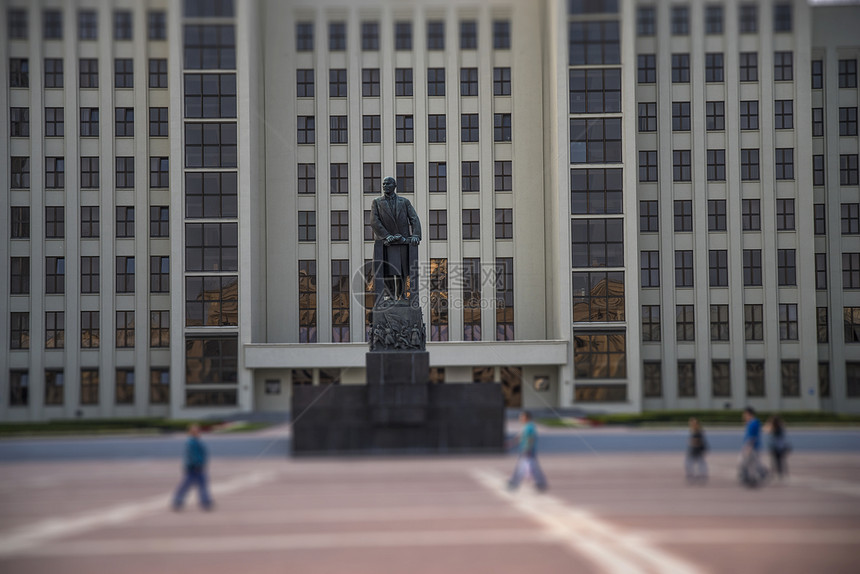 白俄罗斯明斯克201月2日明斯克独立广场上议会大楼的背景下,列宁雕像图片