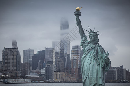 曼哈顿摩天大楼背景下的自由女神像纽约,美国高清图片