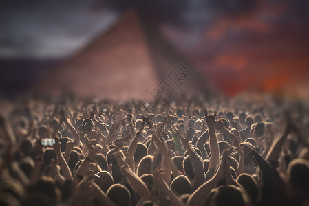 埃及金字塔的音乐会群人庆祝节日图片