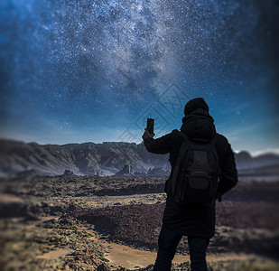 个人山上拍摄星空的照片天体摄影图片