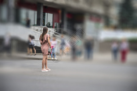 女孩人行横道明斯克过马路图片