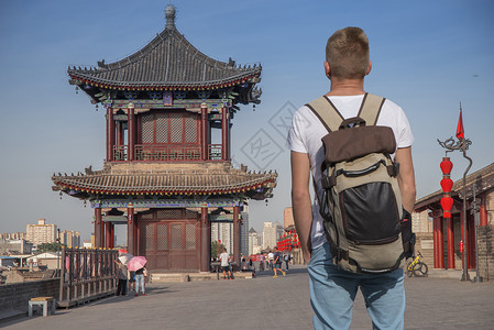 男游客中国旅行西安城墙图片