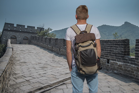 位男游客正沿着中国的长城旅行图片