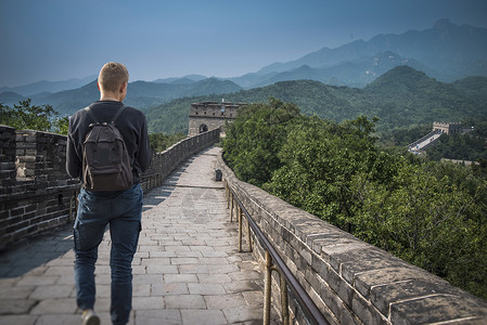 位男游客正沿着中国的长城旅行图片