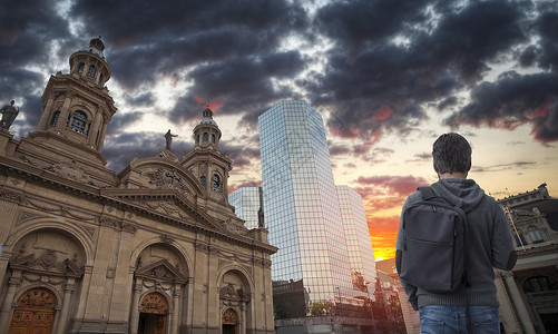人教堂个带背包的人穿过地亚哥智利背景