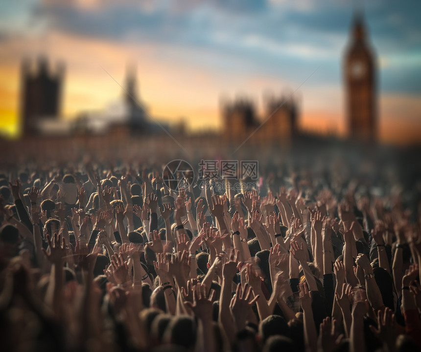 伦敦大本钟背景的音乐会群人庆祝节日图片