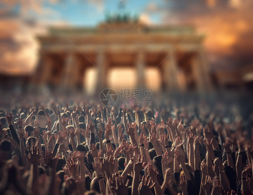 布兰登堡门背景的音乐会柏林群人庆祝节日图片