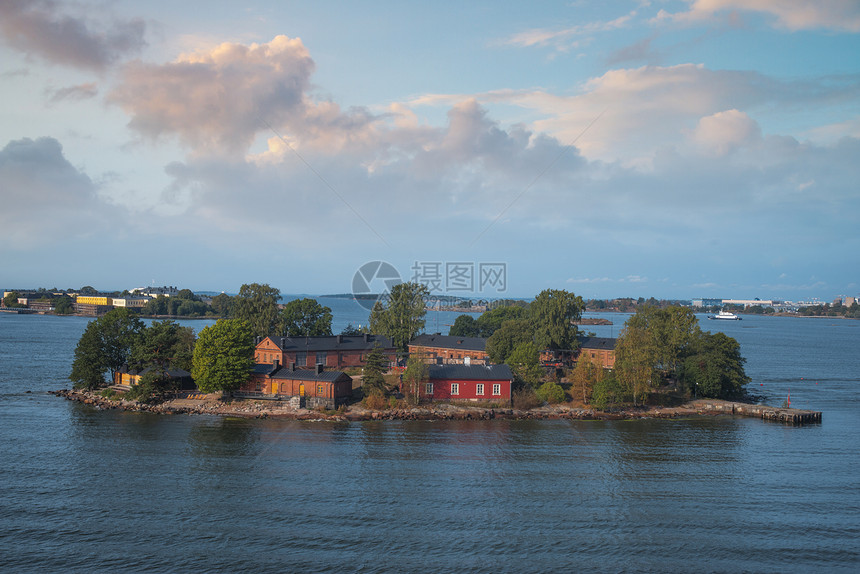 风景优美的夏季鸟瞰苏奥梅林纳Sveaborg海上堡垒赫尔辛基,芬兰图片