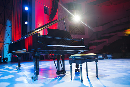 舞台上的钢琴聚光灯下音乐会之前背景图片