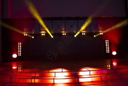 音乐会前的舞台闪耀着探照灯的光图片